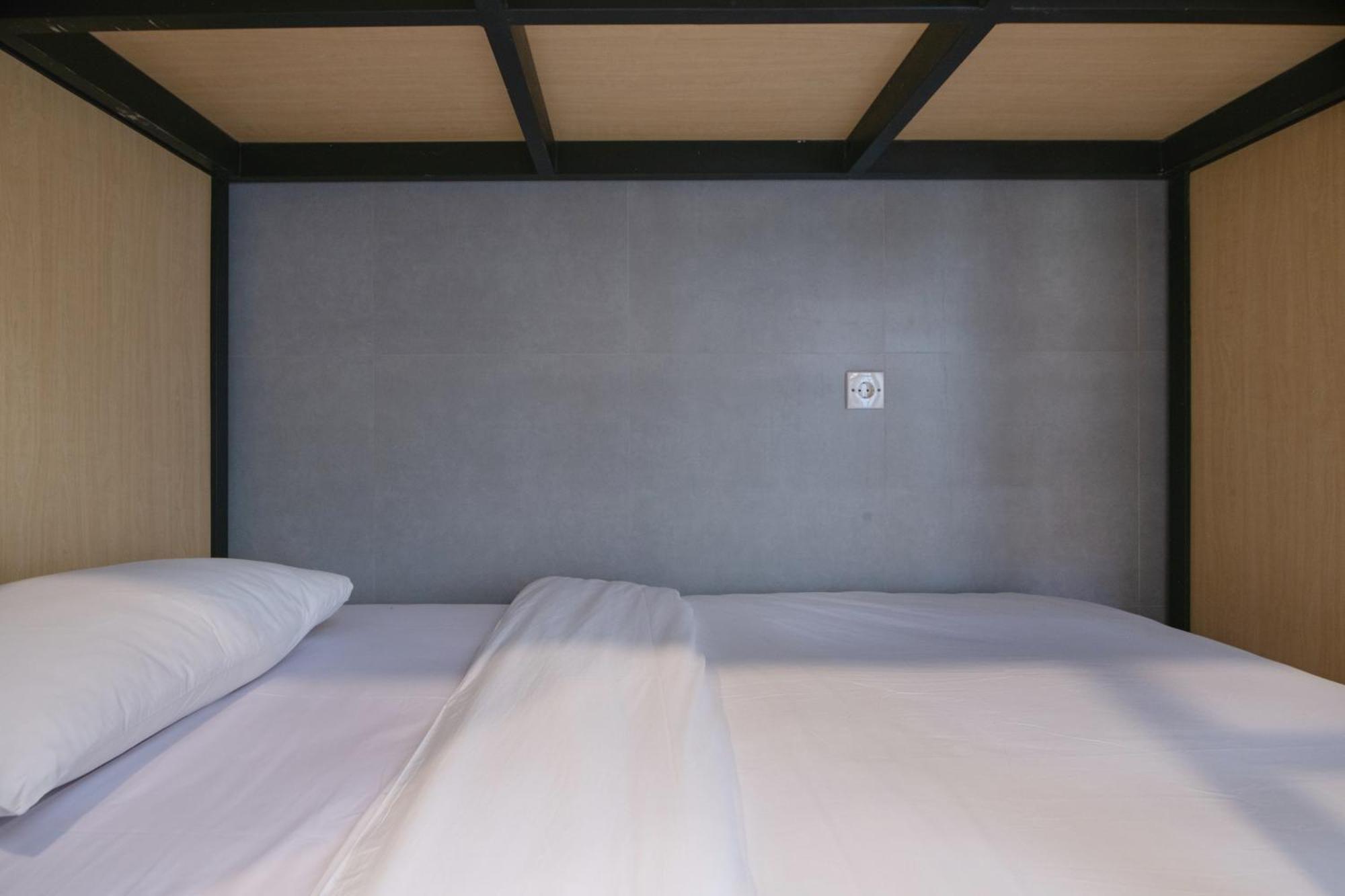 Tempat Tidur Single dalam Kamar Asrama